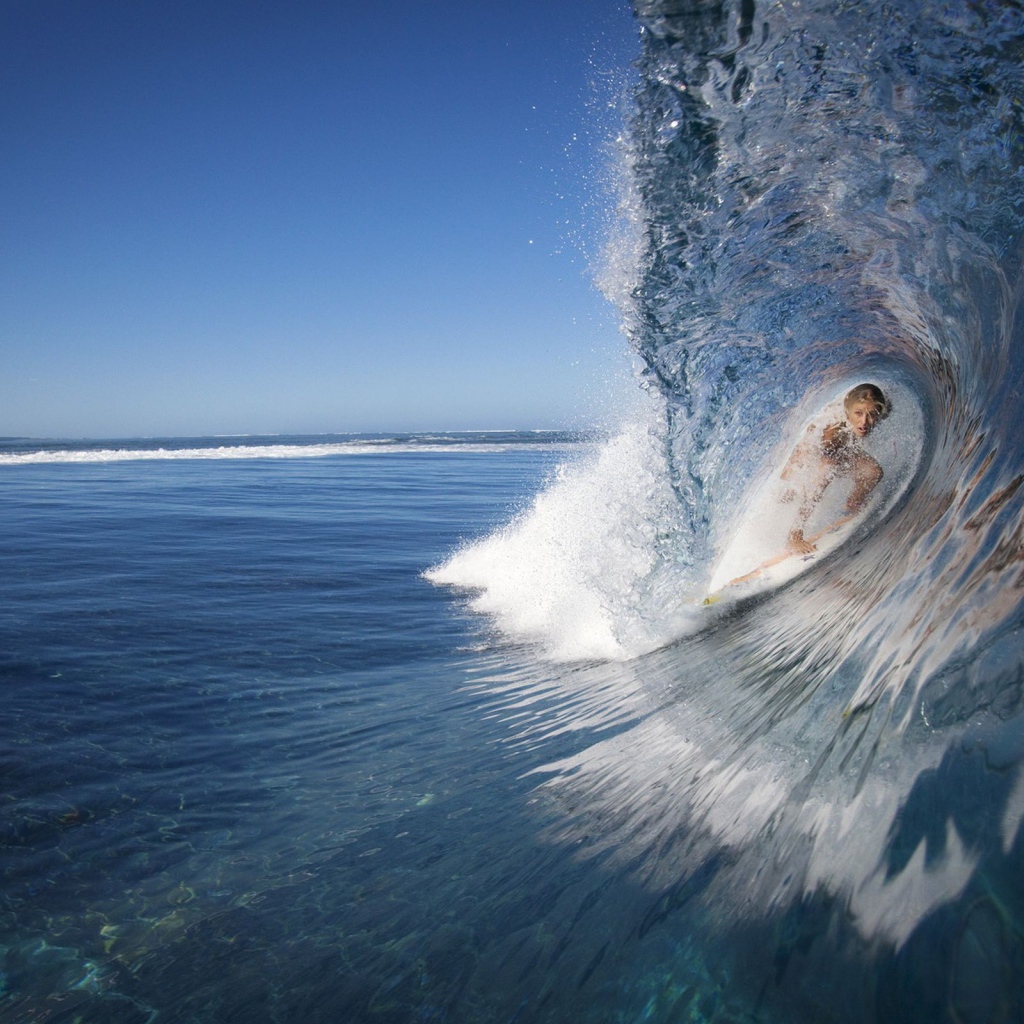 Девушка в волне