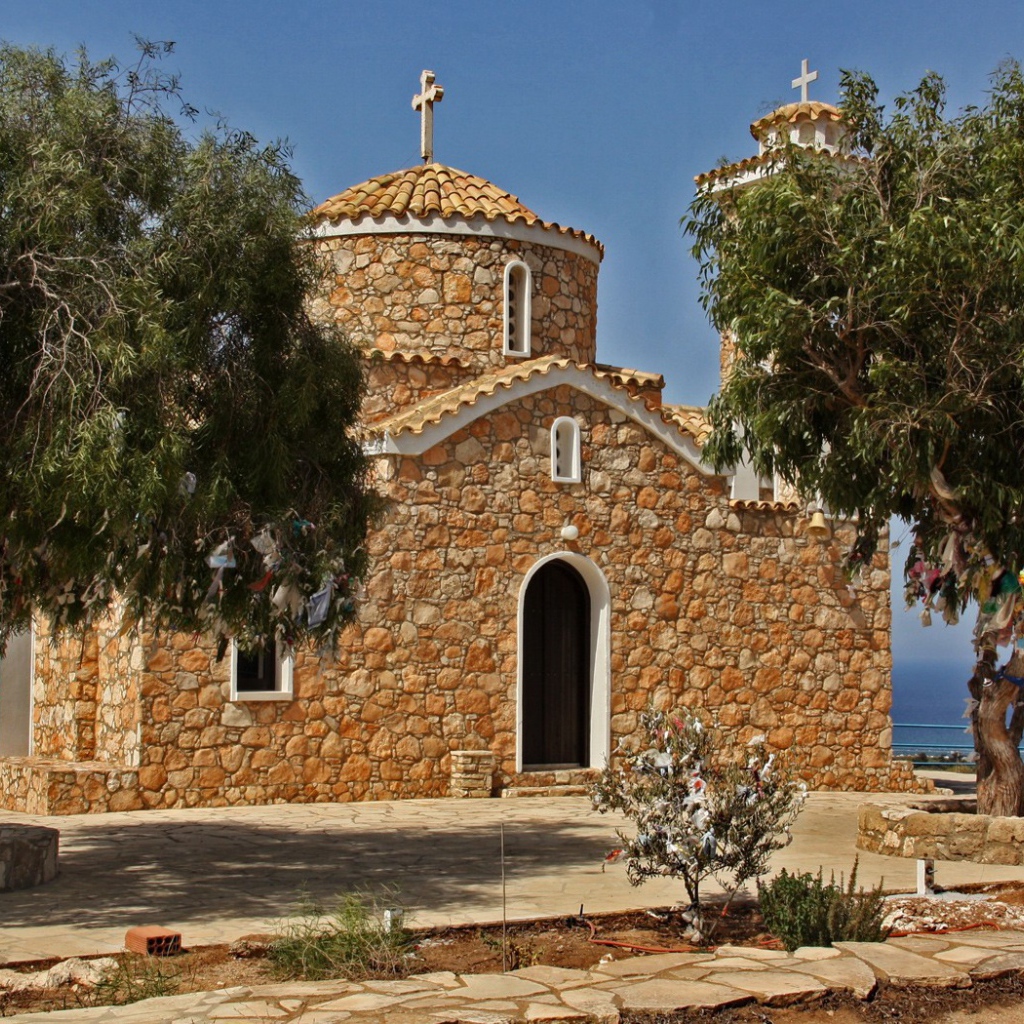Религиозный храм у моря