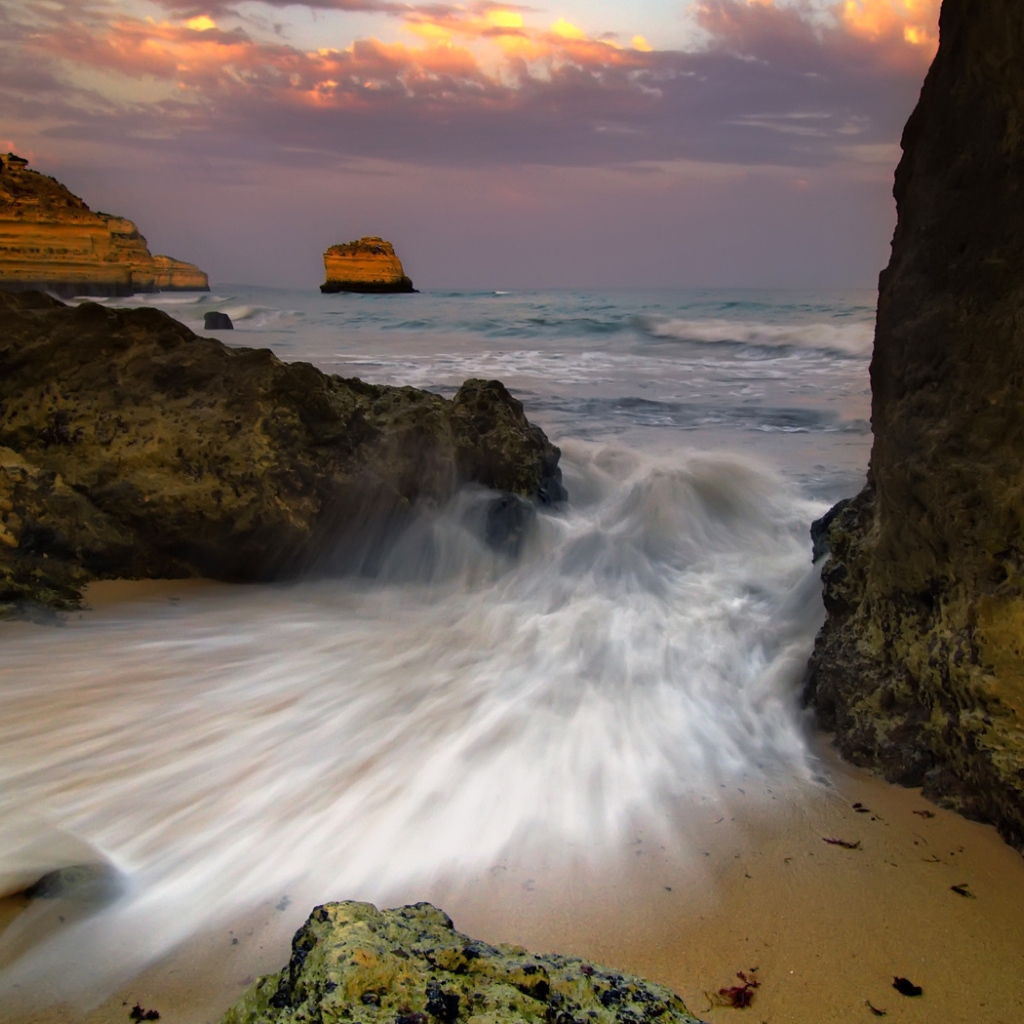 Брызги волны на песке