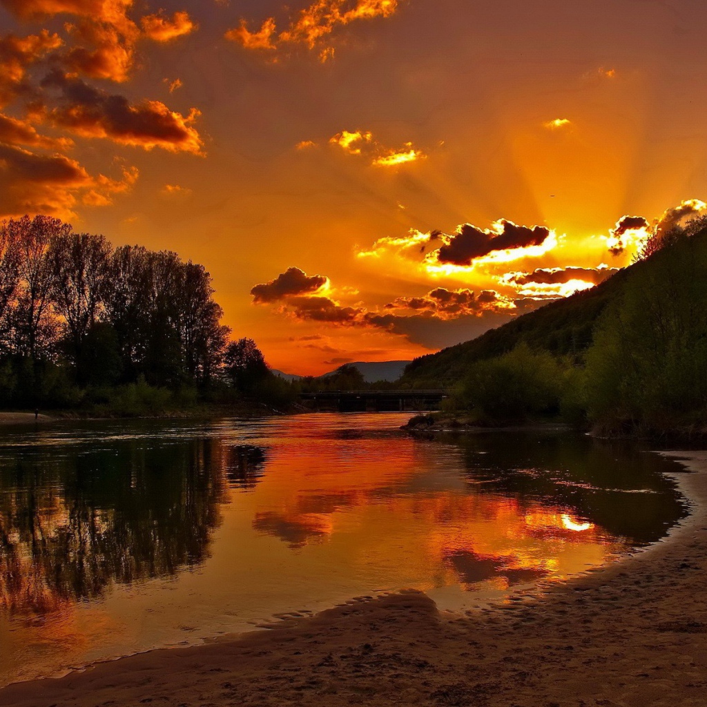 Красочный закат у озера