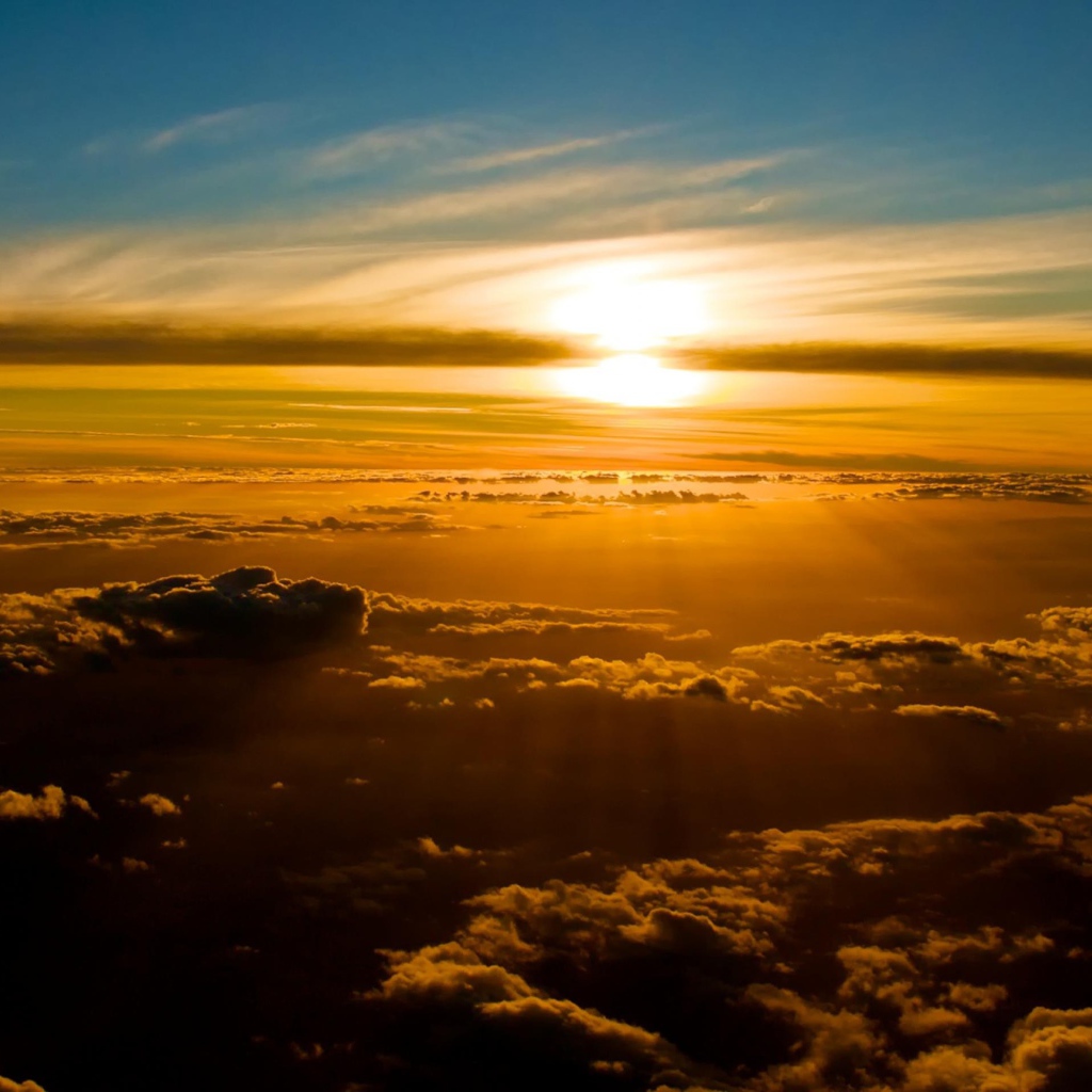 Золотой закат над облаками