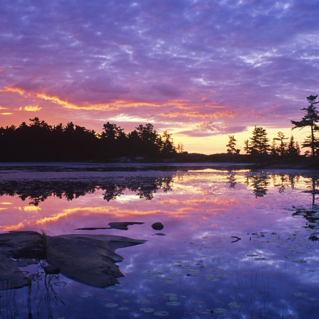 Сиреневый закат над озером