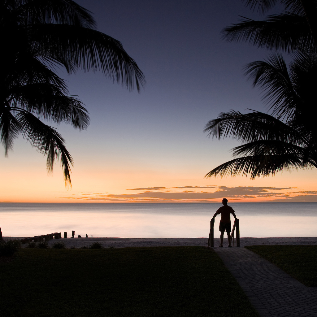 Человек смотрит на закат