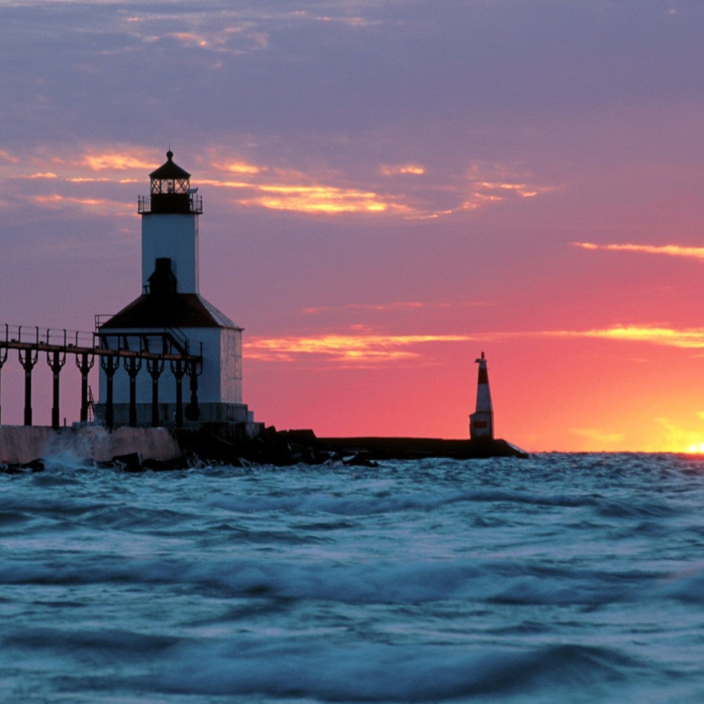 Розовый закат у маяка