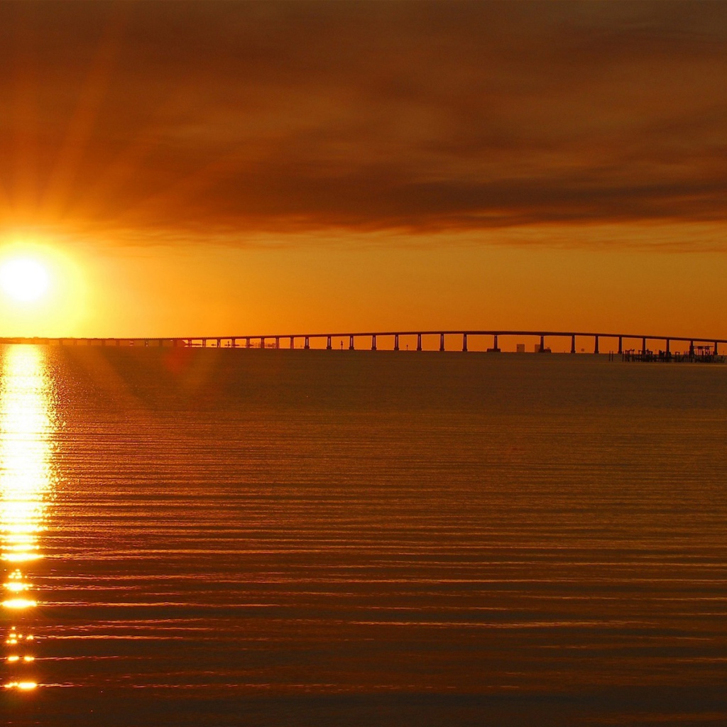Переливы заката в волнах