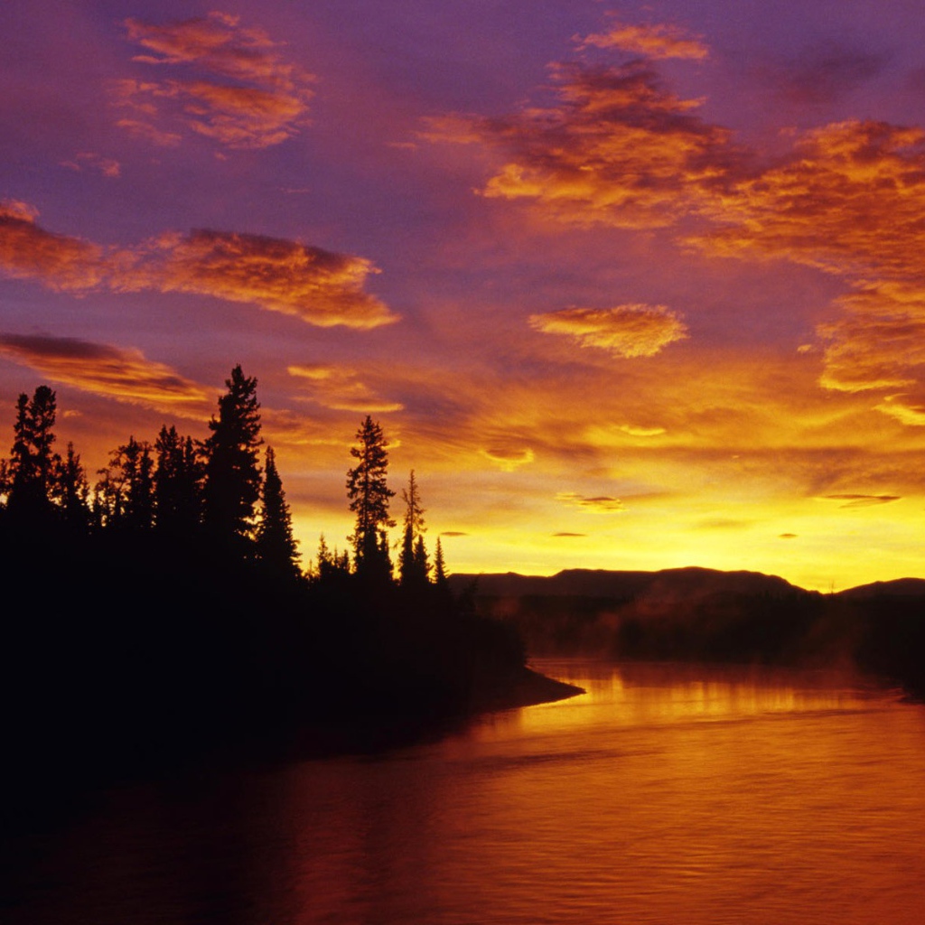 Красный закат на реке