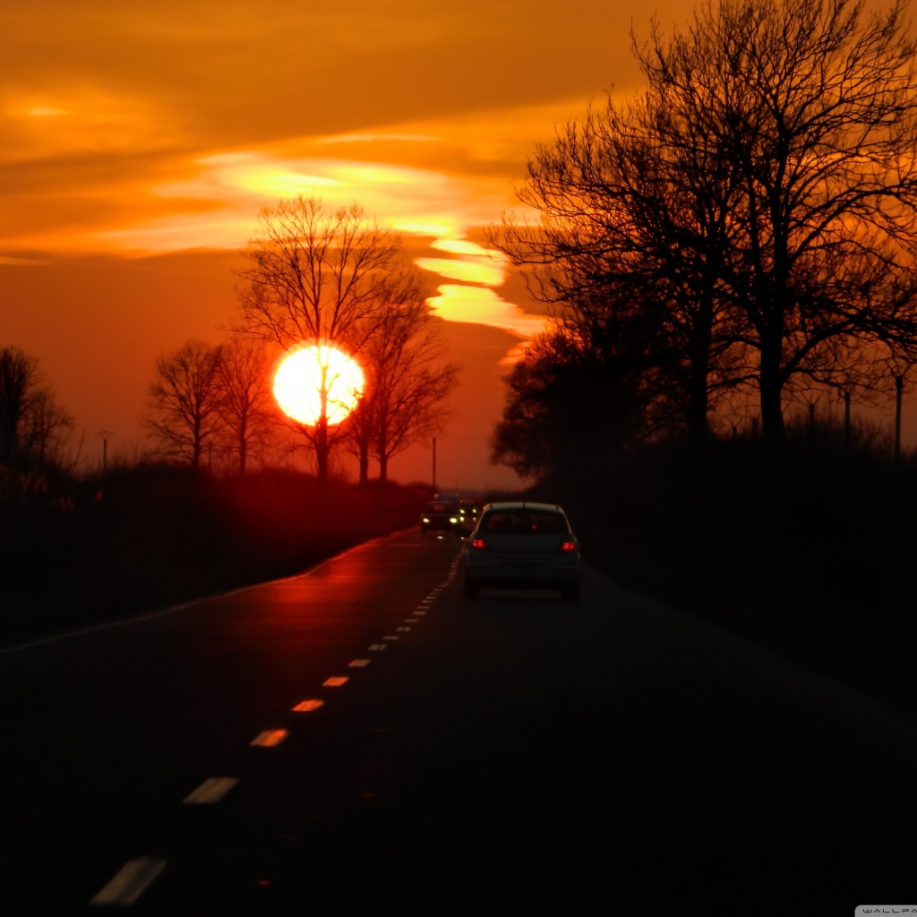 Красный закат на дороге