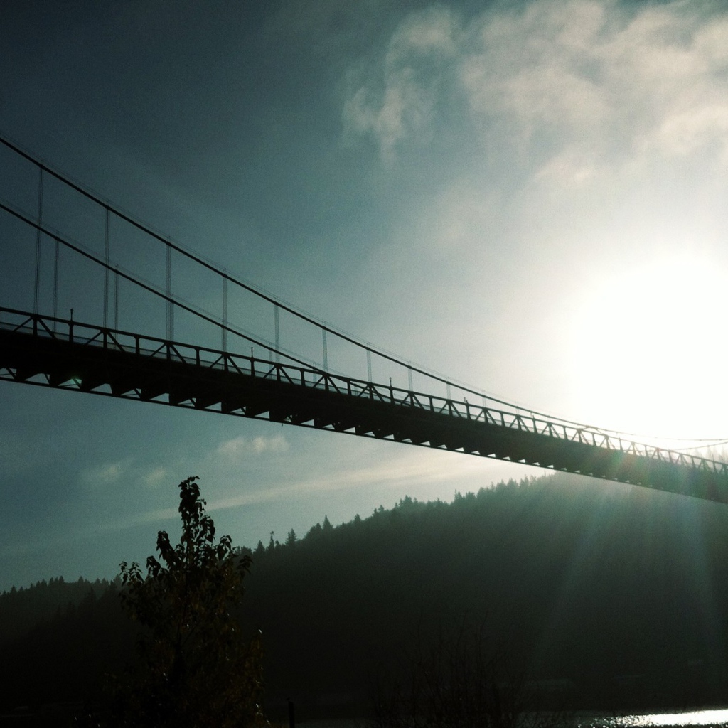 Закат у подвесного моста
