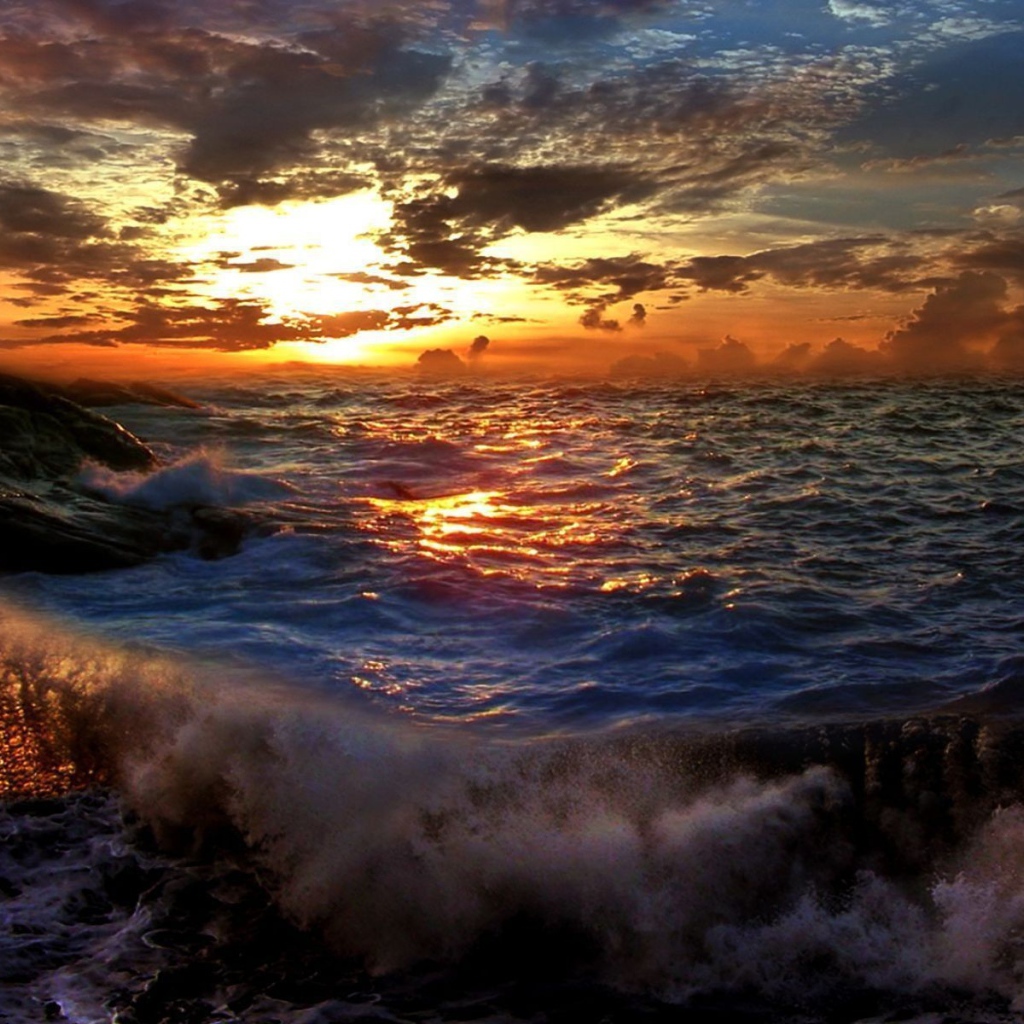 Закат на штормовом море