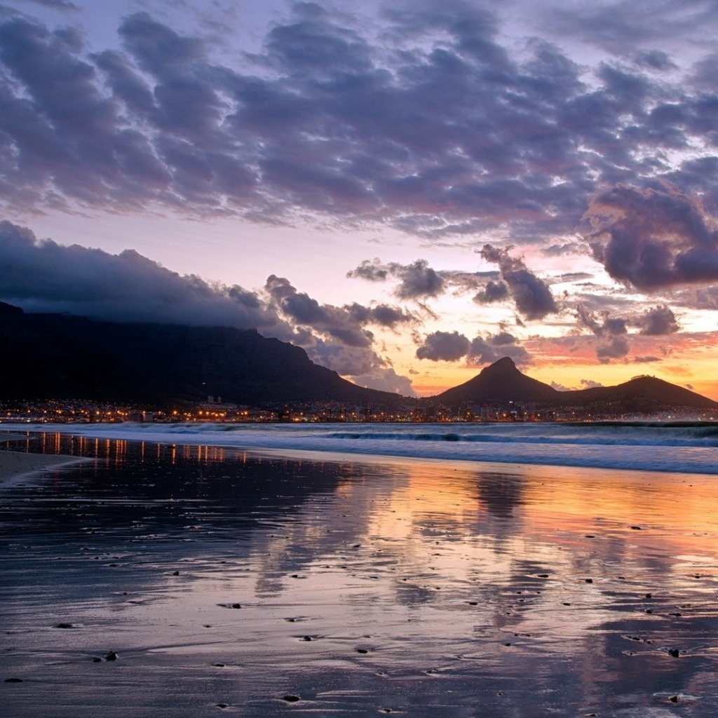 Закат на пляже над горами