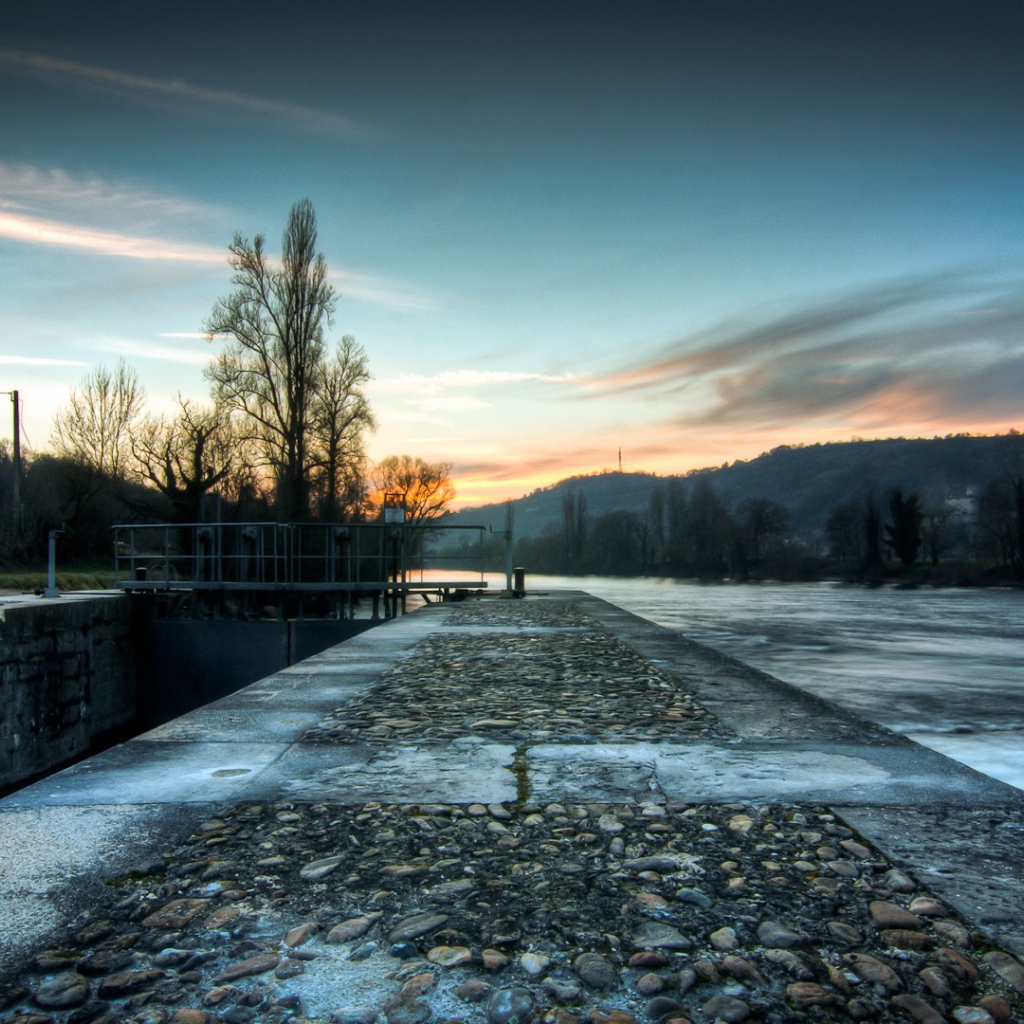 Закат на реке