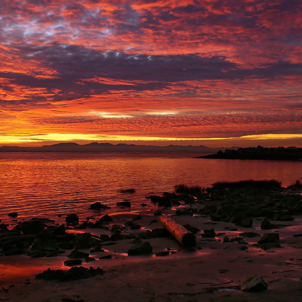 Закат на диком пляже