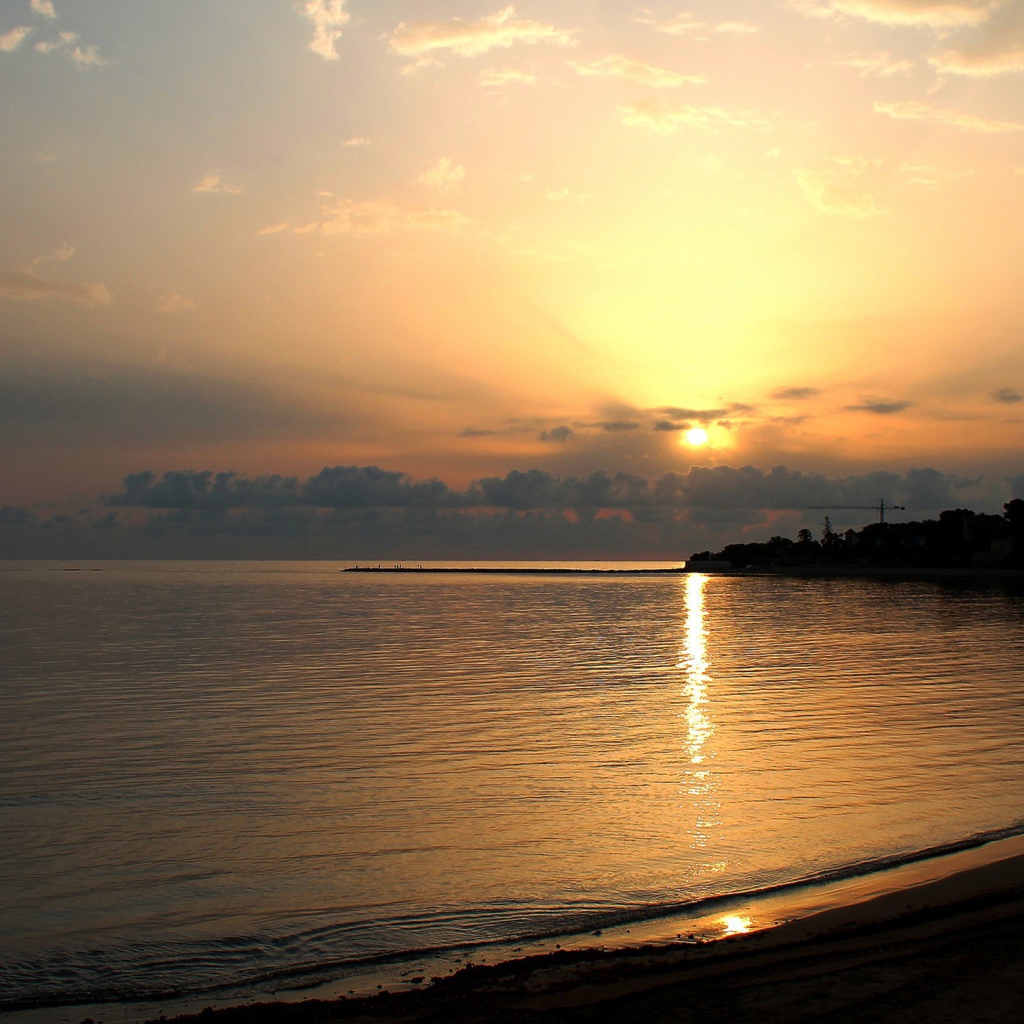 Закат над спокойным морем