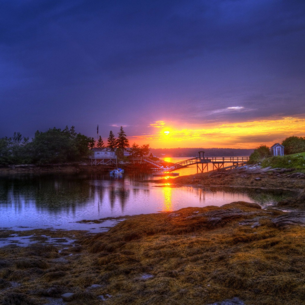 Закат над озером