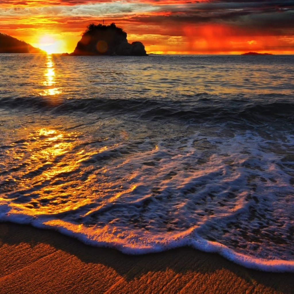 Пена волн на закате