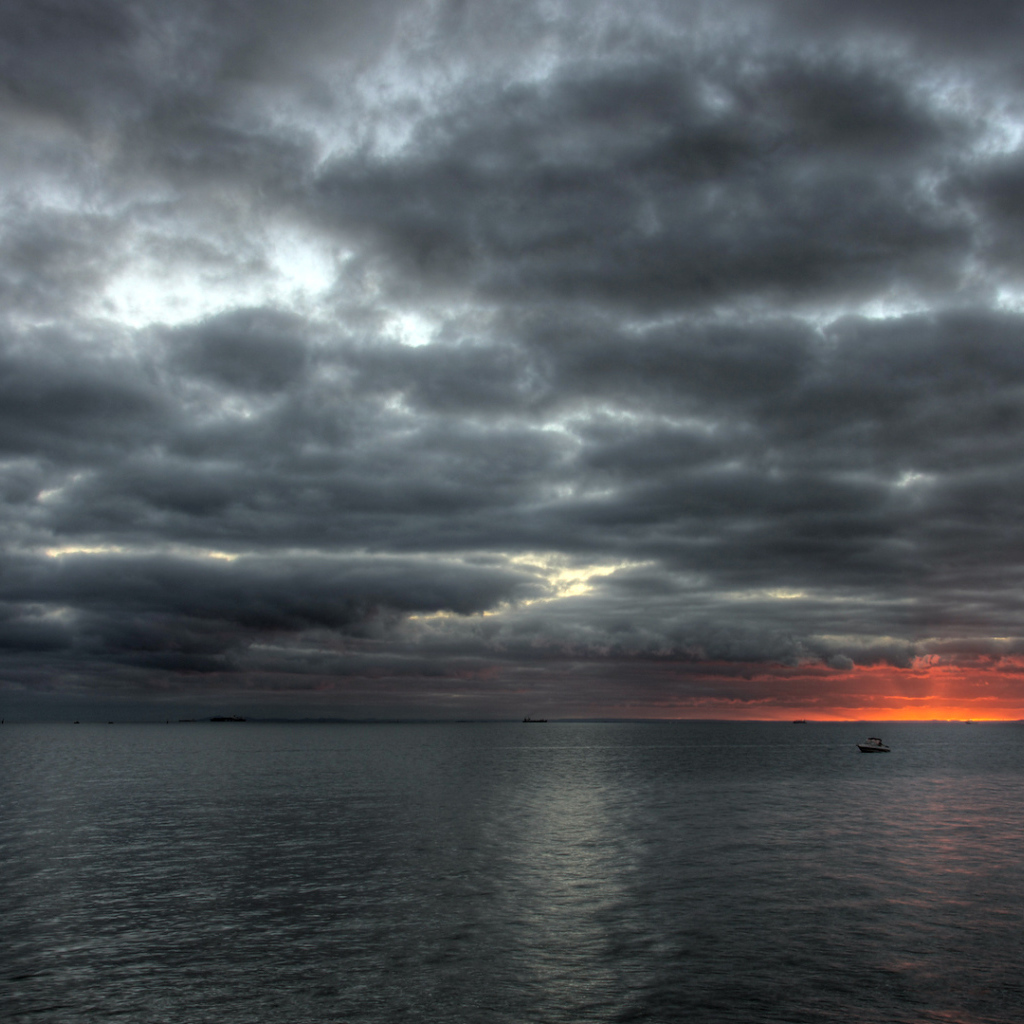 Лучи солнца на облачном небе