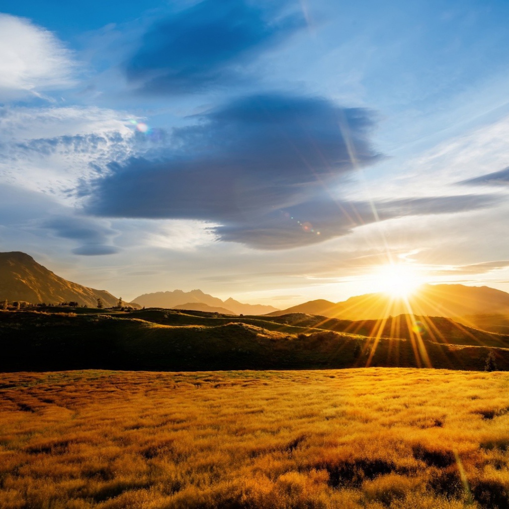 Солнце заходит за гору