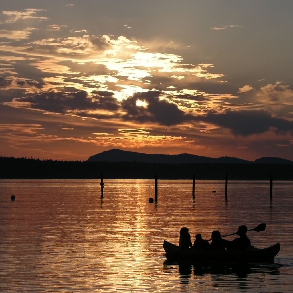 Катание в лодке на закате
