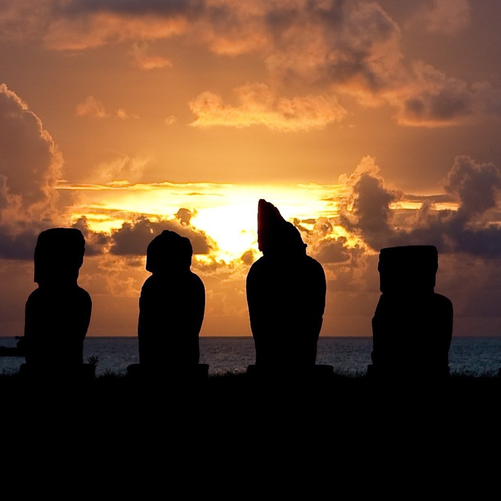 Силуэты статуй на закате