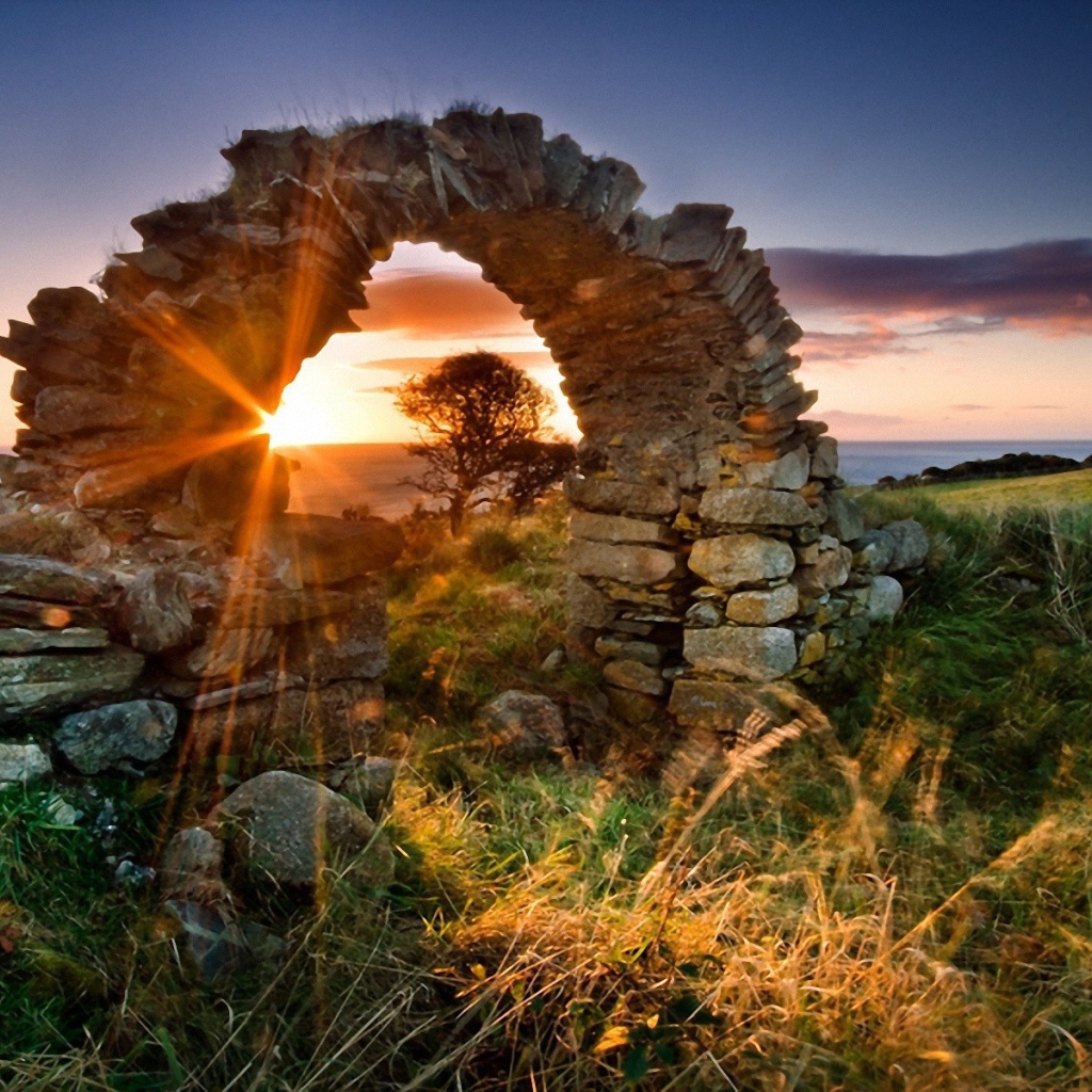 Закат у старинной арки