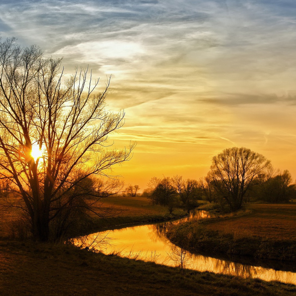 Закат над полем и рекой