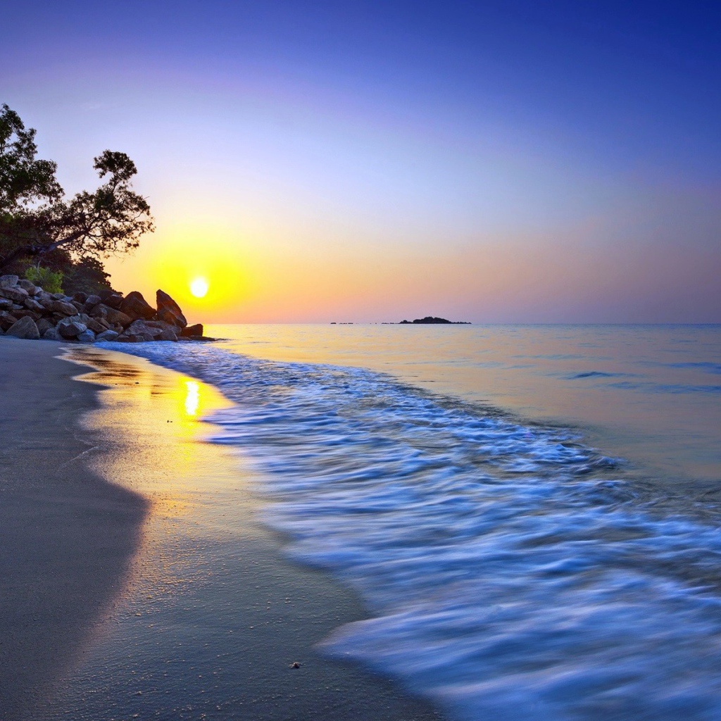 Желтый закат на пляже