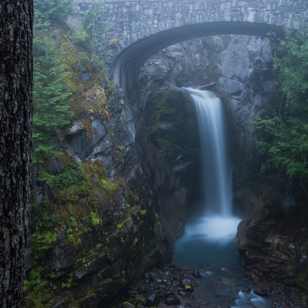 Водопад среди гор