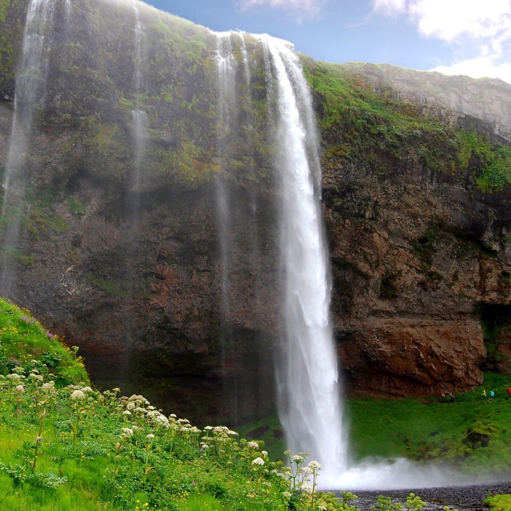 Люди у водопада