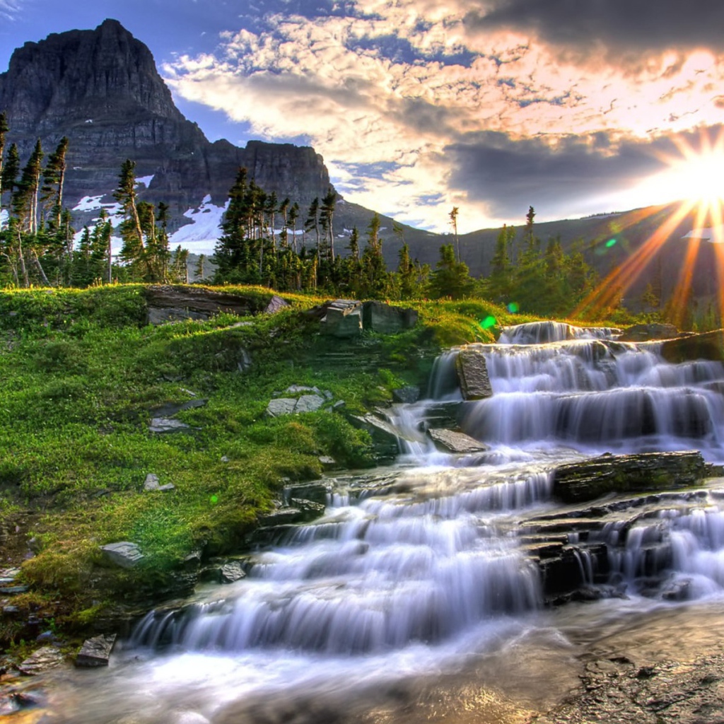 Закат у каскадного водопада