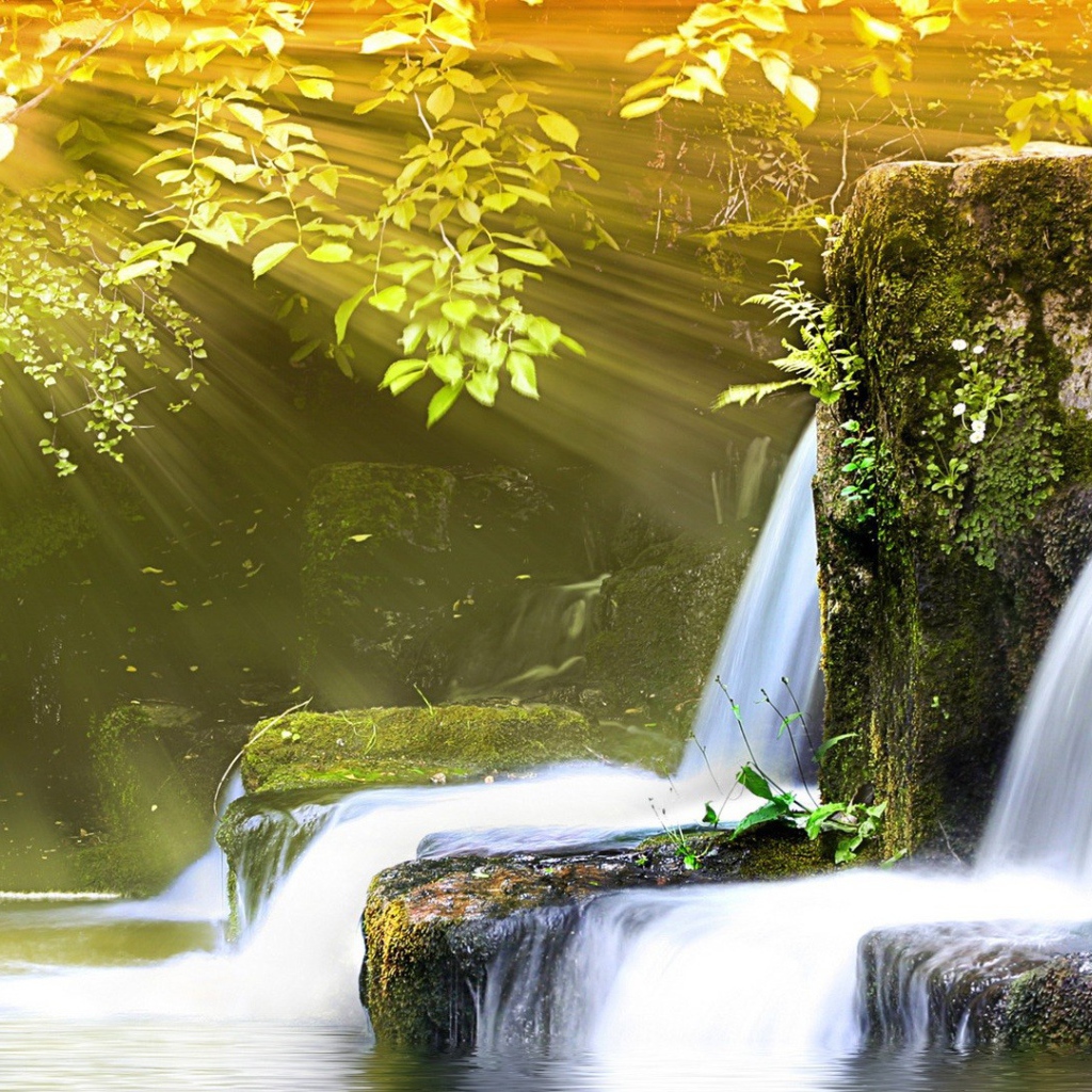 Водопад в лучах солнца