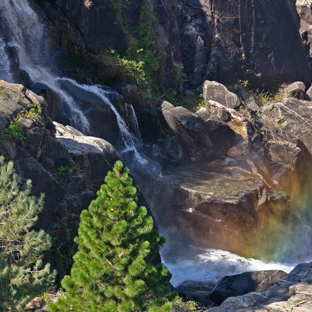 Небольшой водопад в скалах