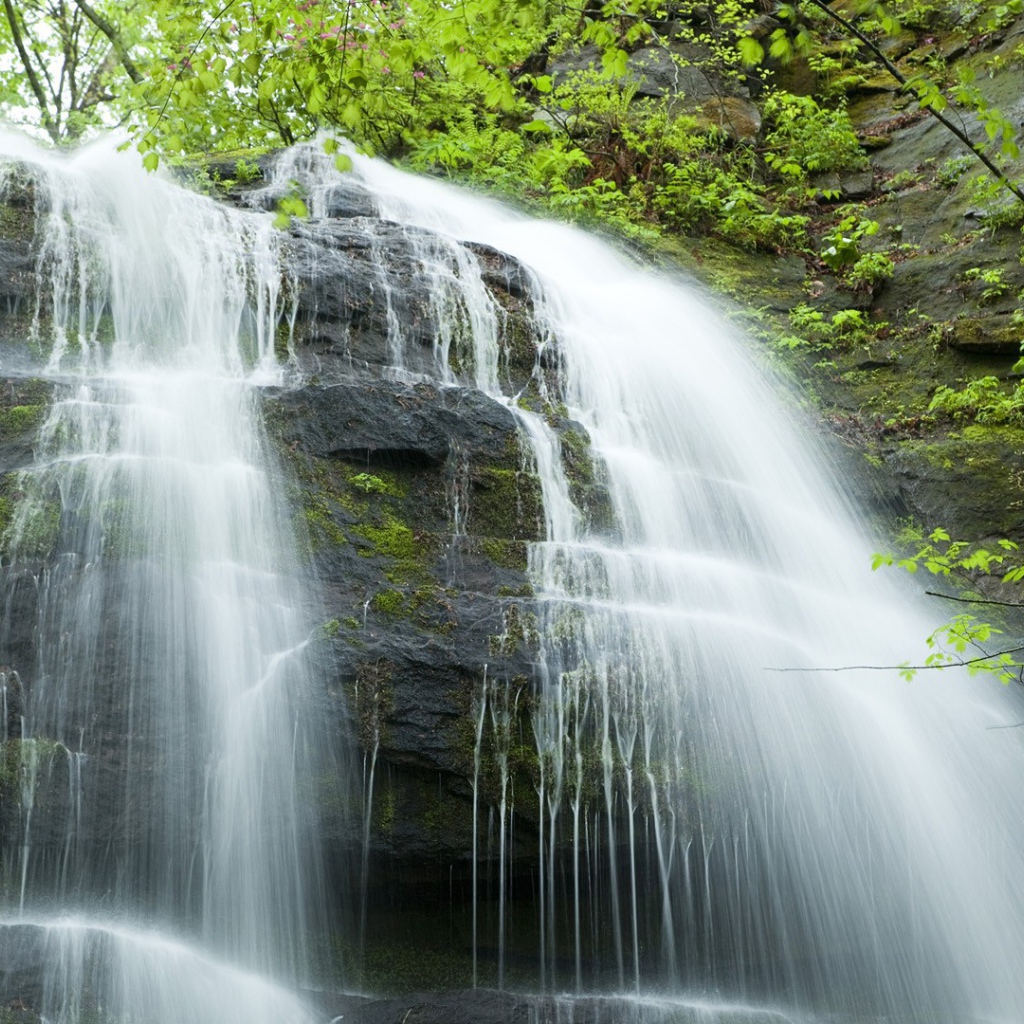 Каскадный водопад в Японии