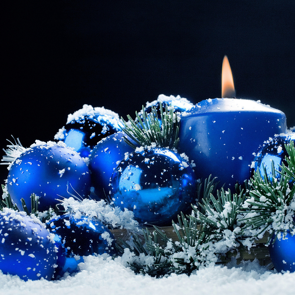 Синие елочные игрушки в снегу