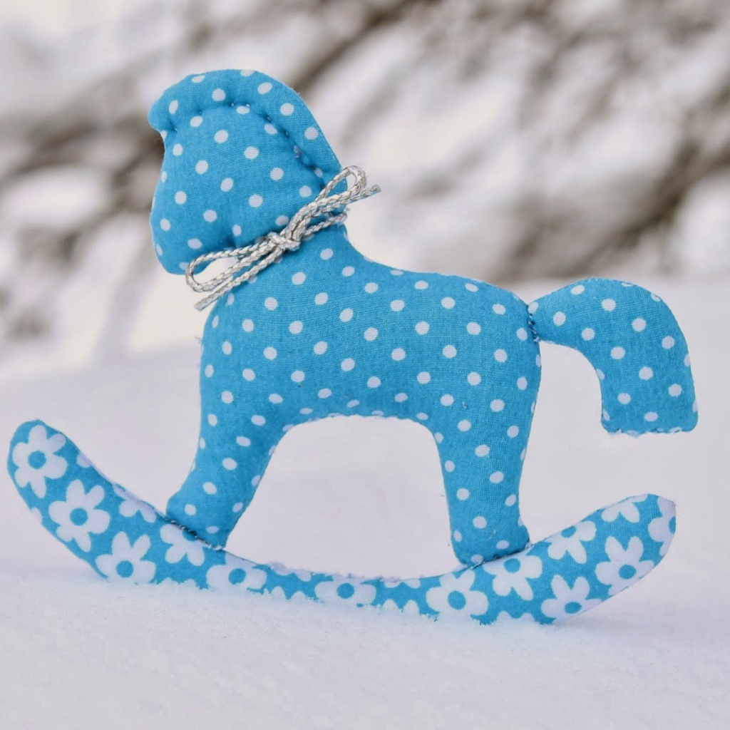 Синяя лошадь 2014