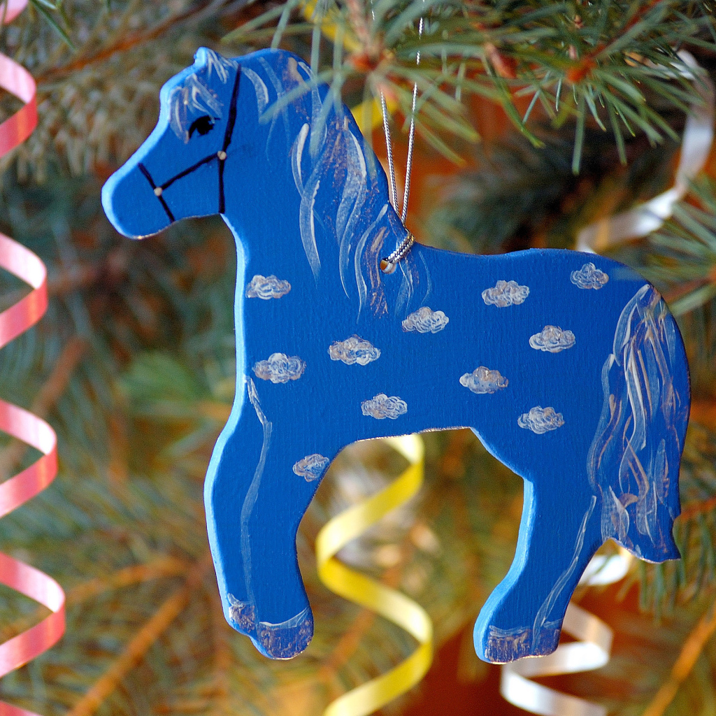 Синяя деревянная лошадь