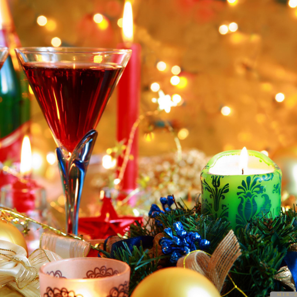 Праздничный стол и свеча