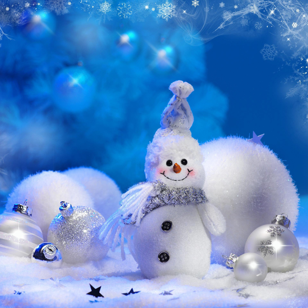 Весёлый снеговик и ёлочные игрушки