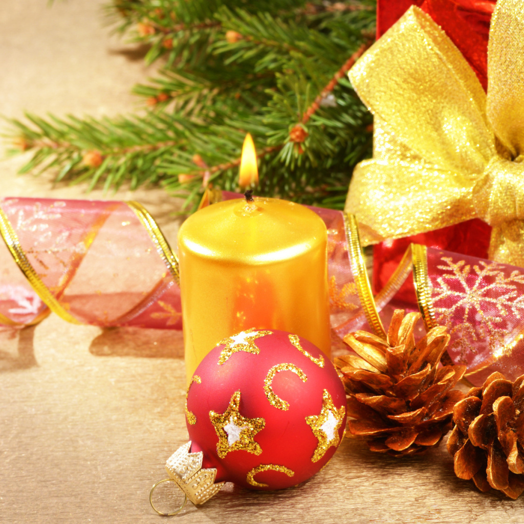 Елочная игрушка шишка