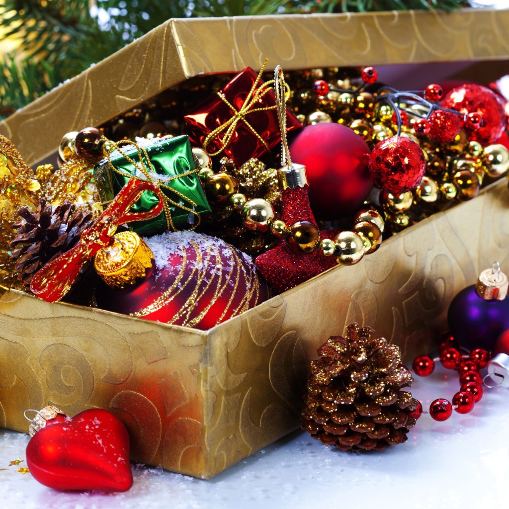 Елочные игрушки из шишек