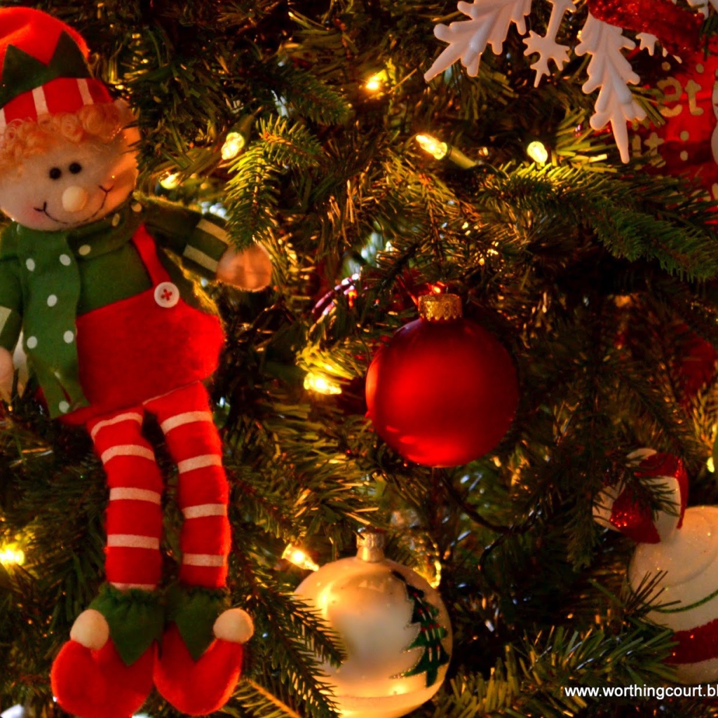 Елка на Новый Год и красивые игрушки