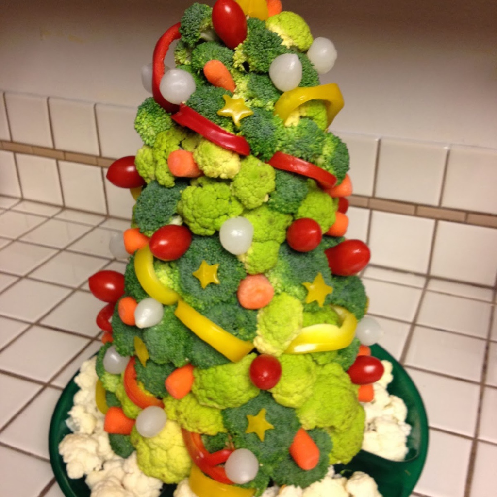 Новогодняя елка из овощей