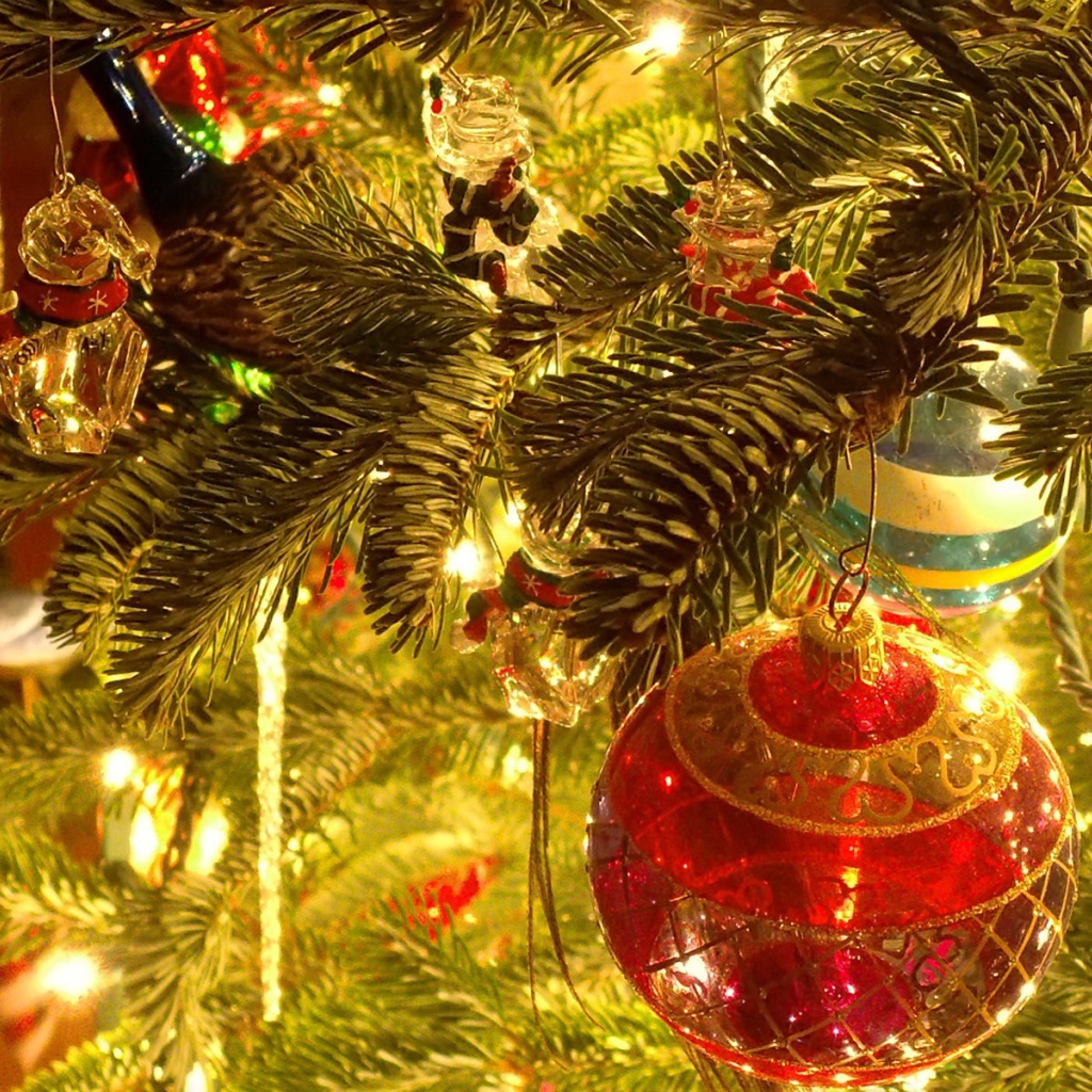 Пушистая елка на Новый 2014 Год лошади