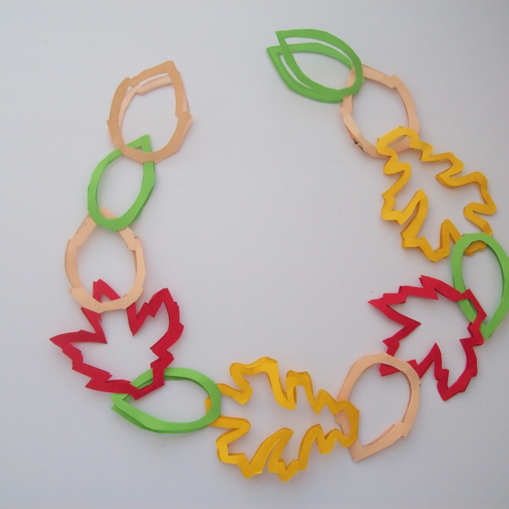 Гирлянда из осенних листьев