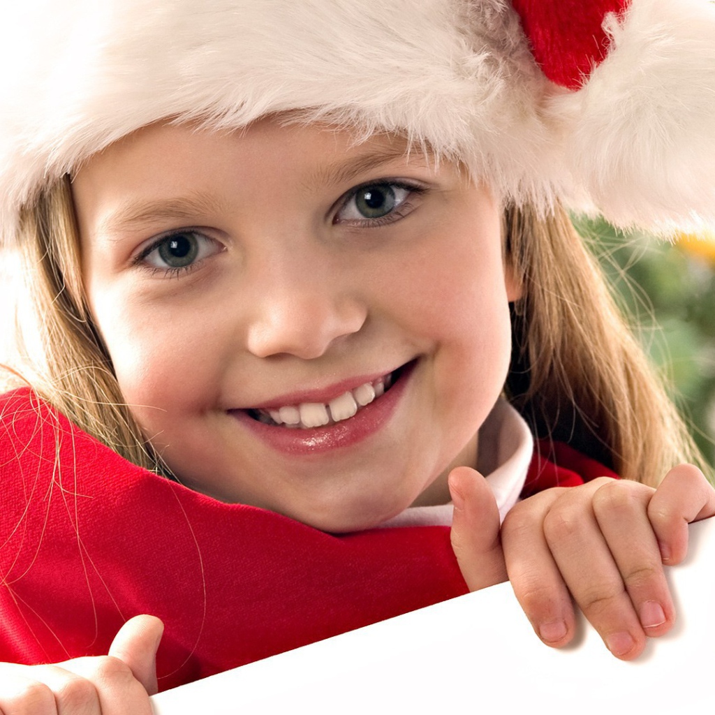 Девочка в костюме снегурочки