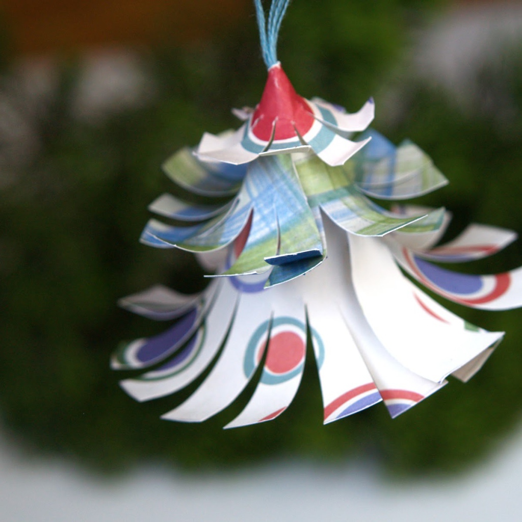 Маленькая Новогодняя елка из бумаги