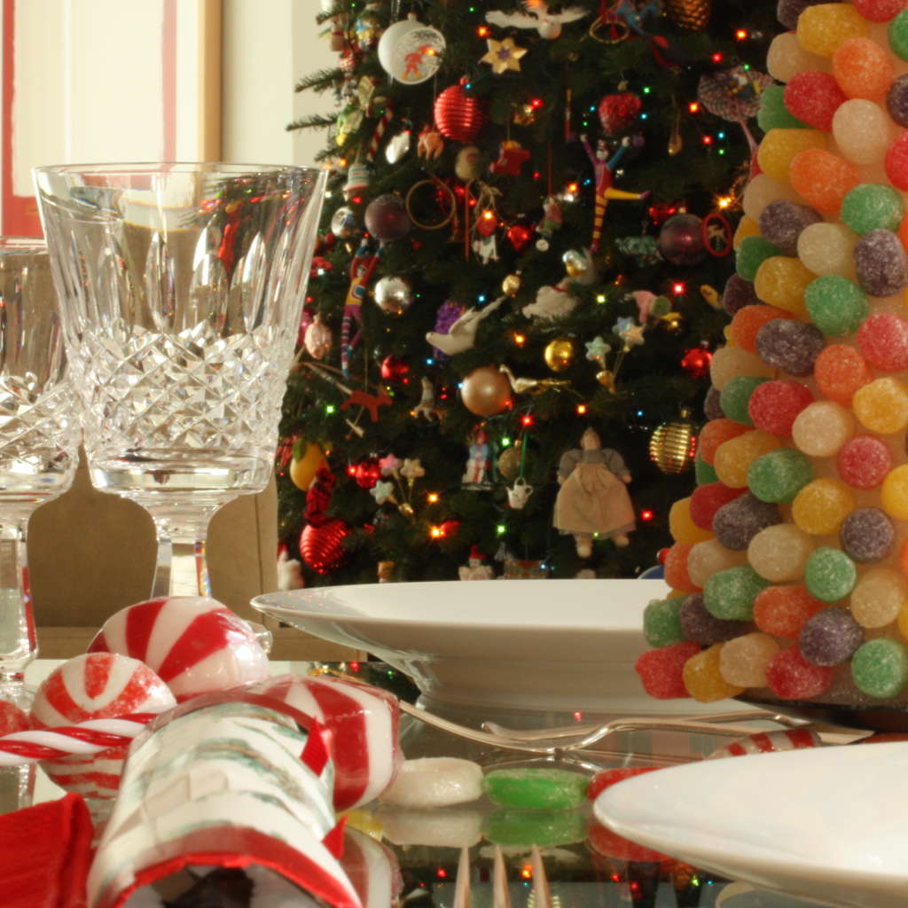 Новогодняя елка и красивый стол