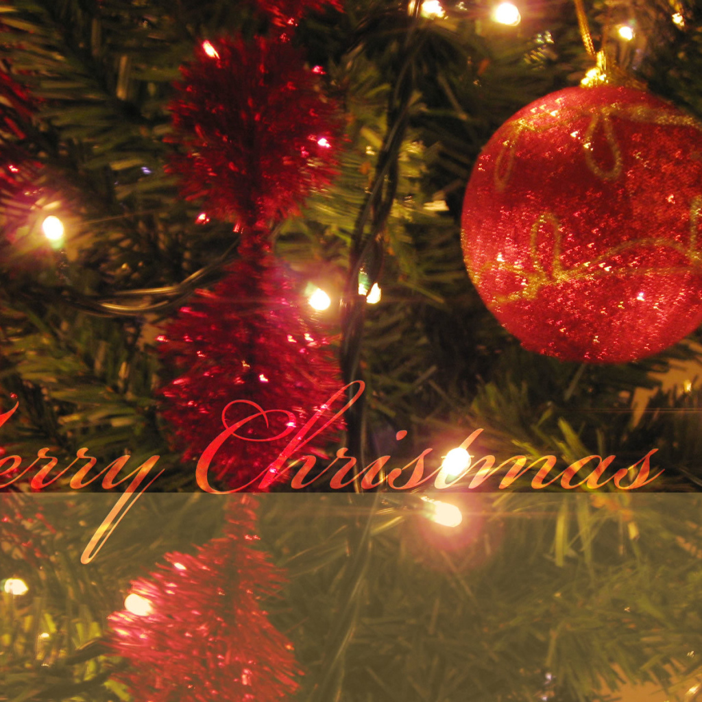 Новогодняя елка украшена красными игрушками