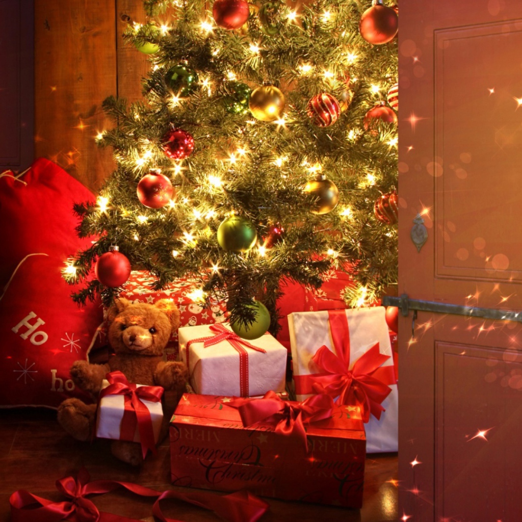 На канун нового года новогодняя елка и подарки