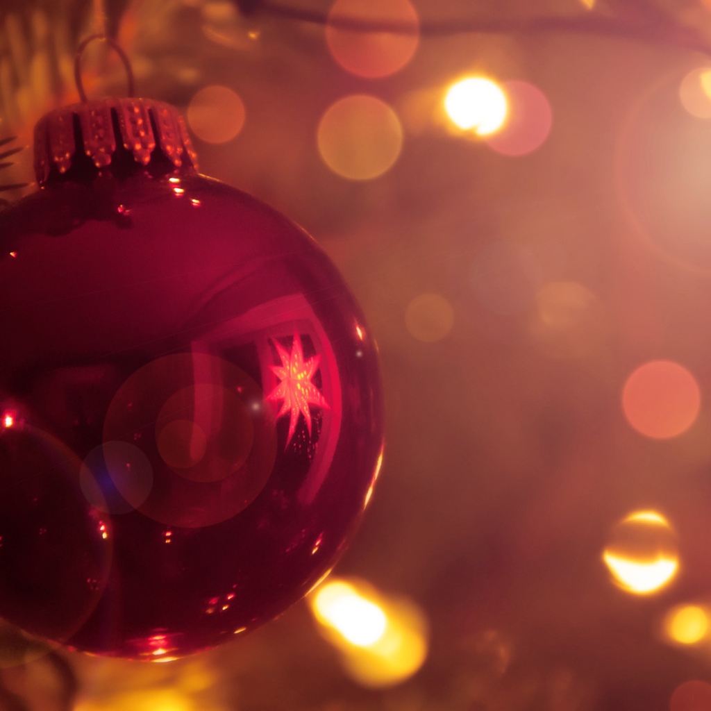 Красная елочная игрушка