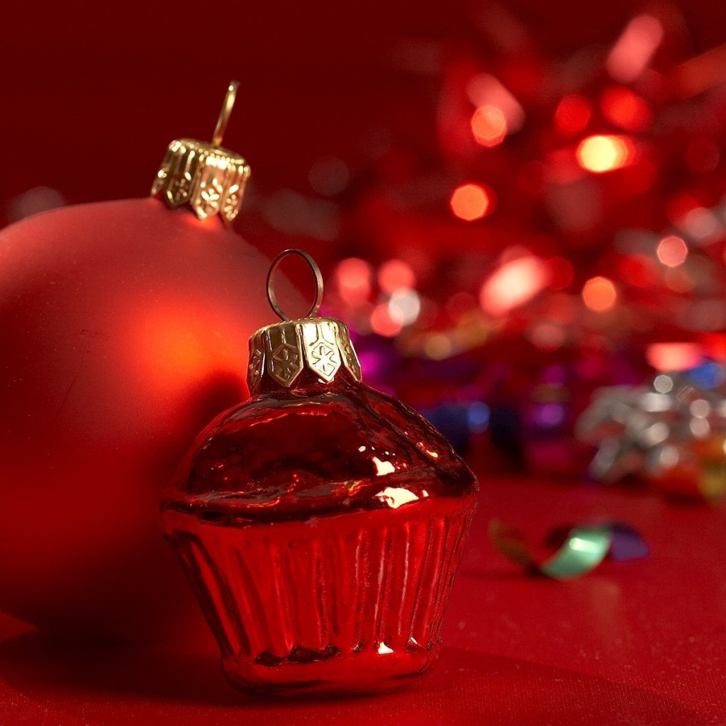 Красные ёлочные игрушки